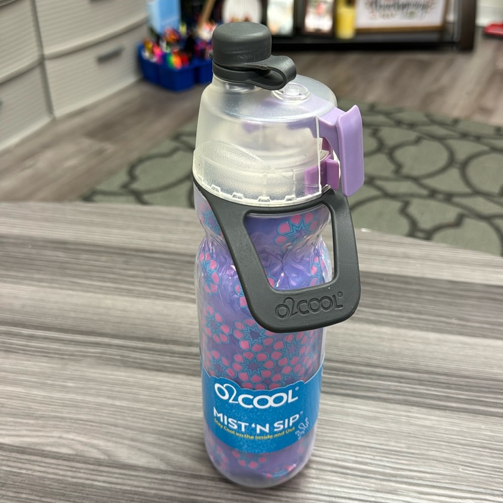 O2Cool Mist N’ Sip stay cool water bottle